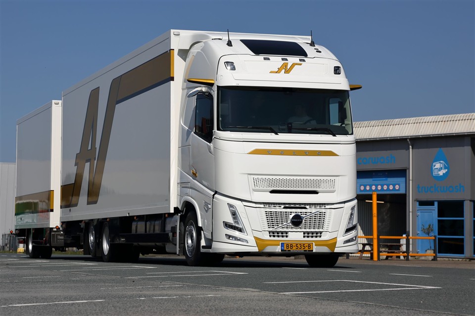 Witte Volvo FH Aero met een gouden randje voor A. Noort